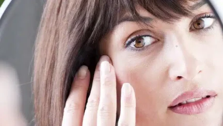 mujer mirando las marchas de su cara